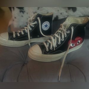 Size 10 men’s high top converse, only worn once. They are in great condition!